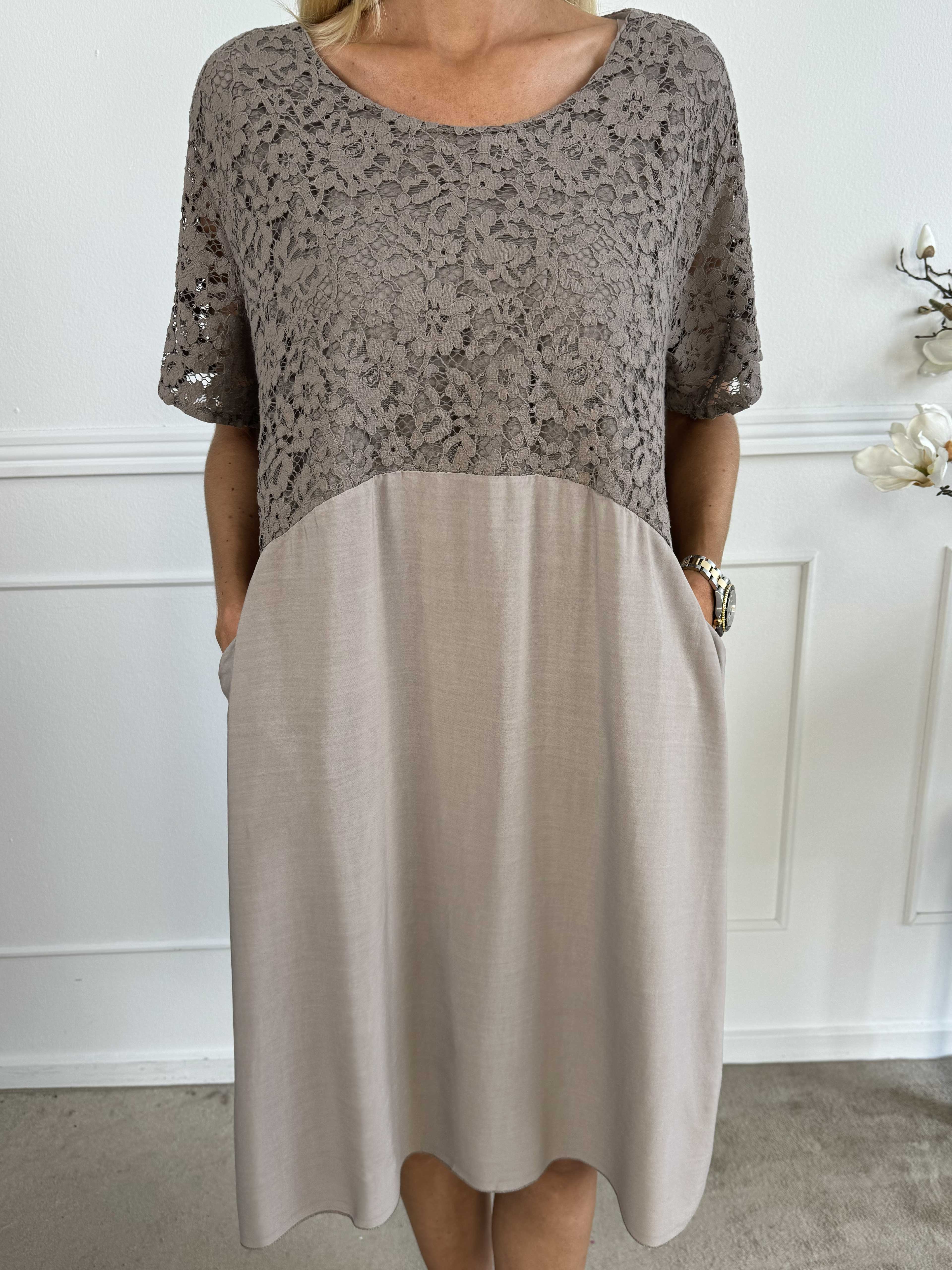 Sannie - Sød kjole med blonde og lommer